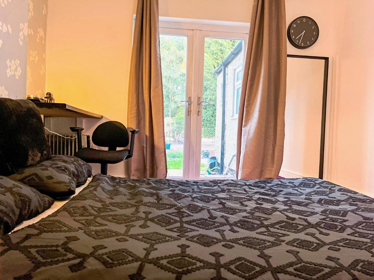 Wolves Living Panzió Bushbury Kültér fotó